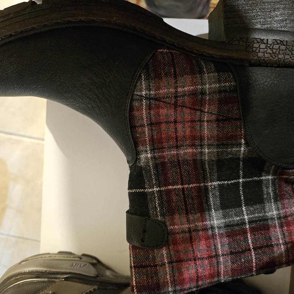 Boots - Picture 2 of 7